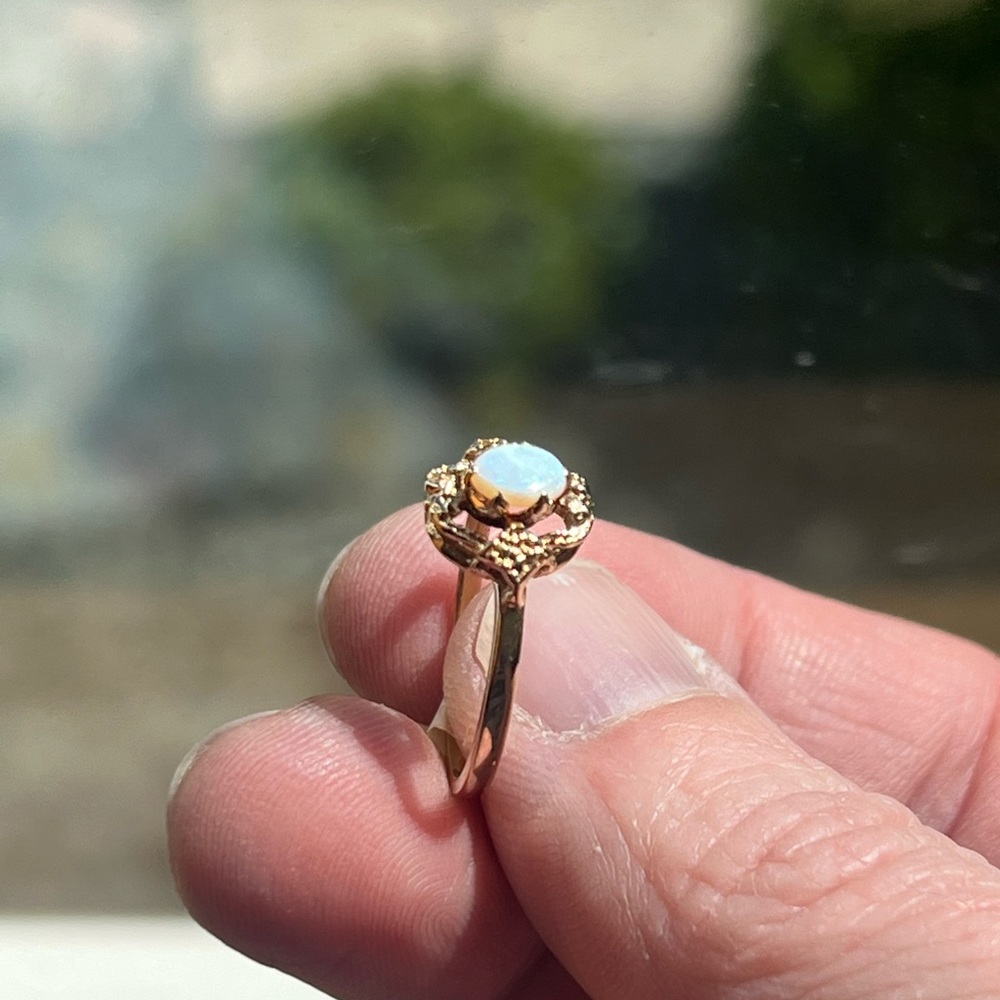 Detailed 14k gold opal ring, sz 5.75